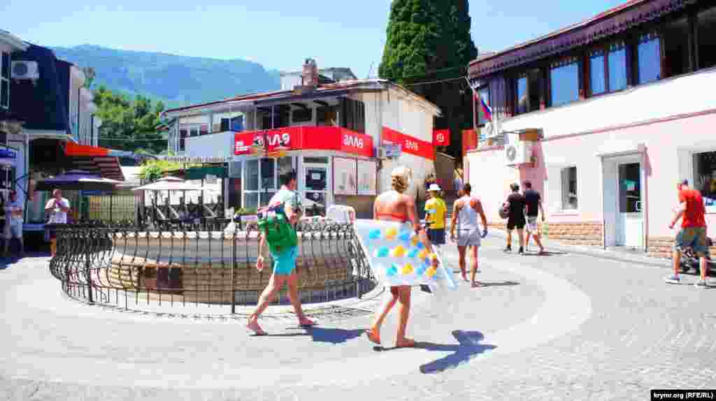 Ближе к центру Гурзуфа, на известном «пятачке» с фонтаном, как видно, нет толп фотографирующихся туристов. Местные рассказывают, что раньше тут было довольно трудно протолкнуться