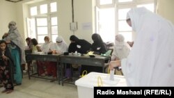 د ارشیف انځور: د ۲۰۱۵ کال د بلدیاتي انتخاباتو یو منظر، په سوات کې یوه ښځه خپل ووټ کاروي. 