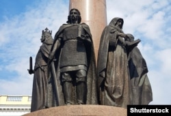 А ось у Білорусі українських князів і досі зображають з вусами. На фото посередині – статуя волинського князя Володимира Васильковича (1249–1288), який відновив після татарської навали місто Берестя (сучасний Брест). Пам’ятник «Тисячоліття Берестя» у центрі міста символізує тяглість історичної традиції на Берестейщині