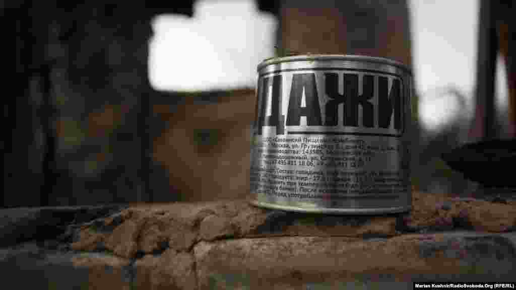 Про те, що ДРГ тут часто, свідчить знайдена нами банка від армійського сухпаю російського виробництва. Величезними літерами по всій банці напис «НЕ ДЛЯ ПРОДАЖИ». Вироблено в Московській області, Росія