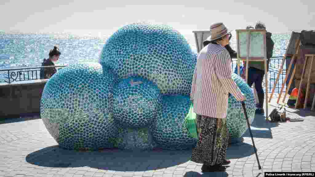 Скульптуру «Облако счастья» установили в Коктебеле в 2012 году