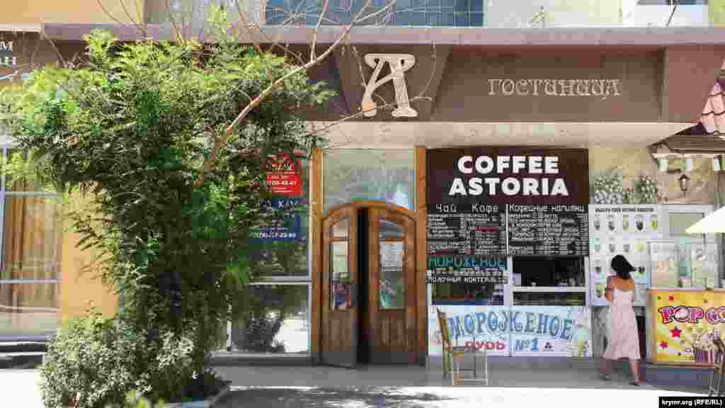 Гостиница «Астория», открывшаяся в 1914 году, находится в самом центре Феодосии на проспекте Айвазовского. За период существования здесь останавливались многие знаменитости, например, Федор Шаляпин, Максим Горький и Юрий Гагарин