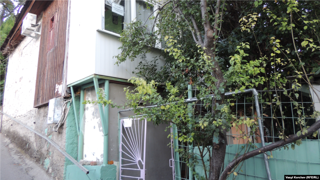 Один из многочисленных домиков, предназначенных для сдачи жилья, в центре Гурзуфа 