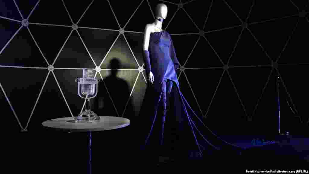 У містечку Eurovision Village виставлені сукня і кришталевий мікрофон Джамали, переможниці «Євробачення-2016»