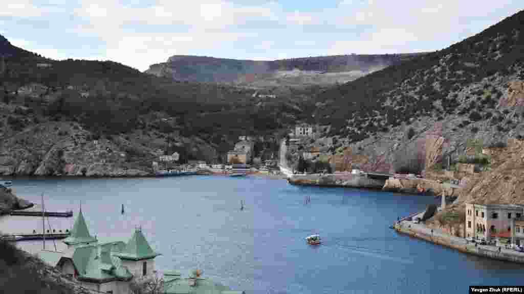 Вид на Балаклавскую бухту. В балке напротив по поручению российского президента Путина планируют построить «яхтенную деревню»