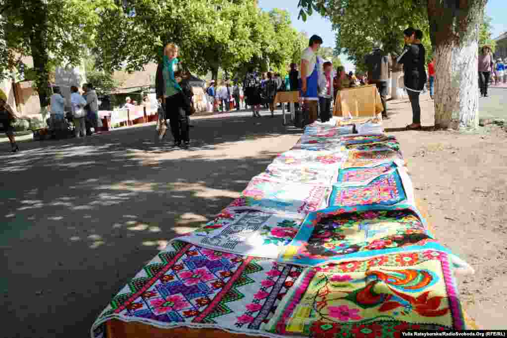 Майстри народної творчості, зокрема, відомі вишивальниці та ткалі, просто неба розгорнули виставку своїх витворів. Серед презентованого на ярмарку – традиційна вишивка «білим по білому» та ткані вовняні гобелени, це – своєрідна візитівка цього краю