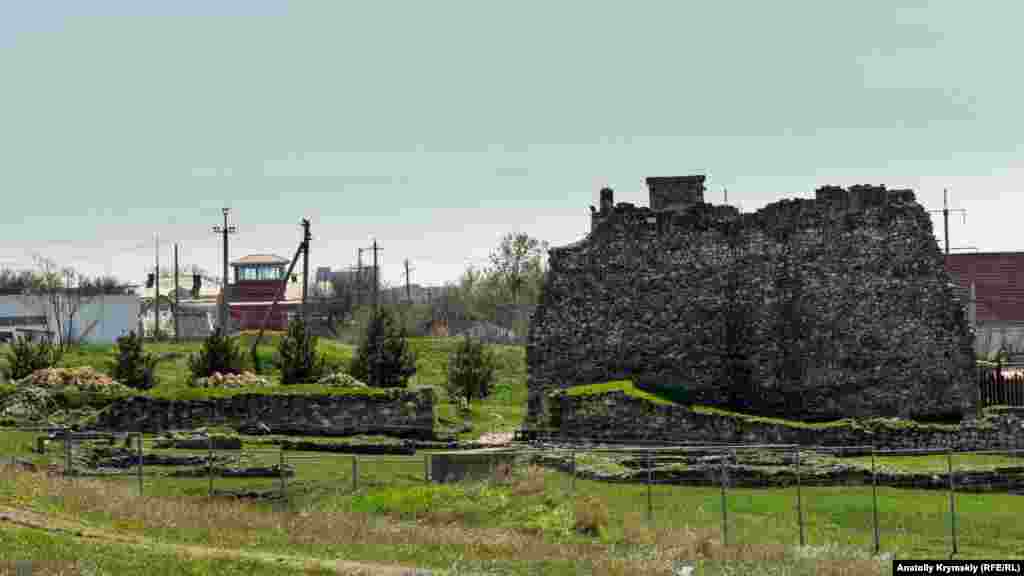 За последние годы у охранной башни крепости восстановили стены мегарона – греческого дома прямоугольной формы с очагом посредине