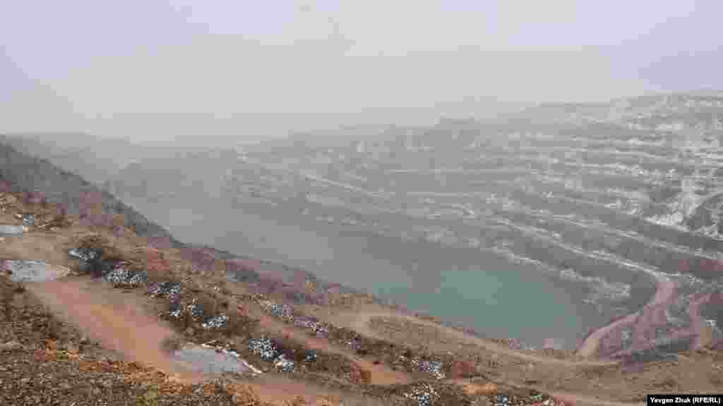 Общий вид озера в Кадыковском карьере. Из-за достижения уровня залегания грунтовых вод карьер был закрыт в начале 2000-х. После чего в воронке карьера образовалось пресноводное озеро. Оно является самой низкой точкой Севастополя – 14 метров ниже уровня моря