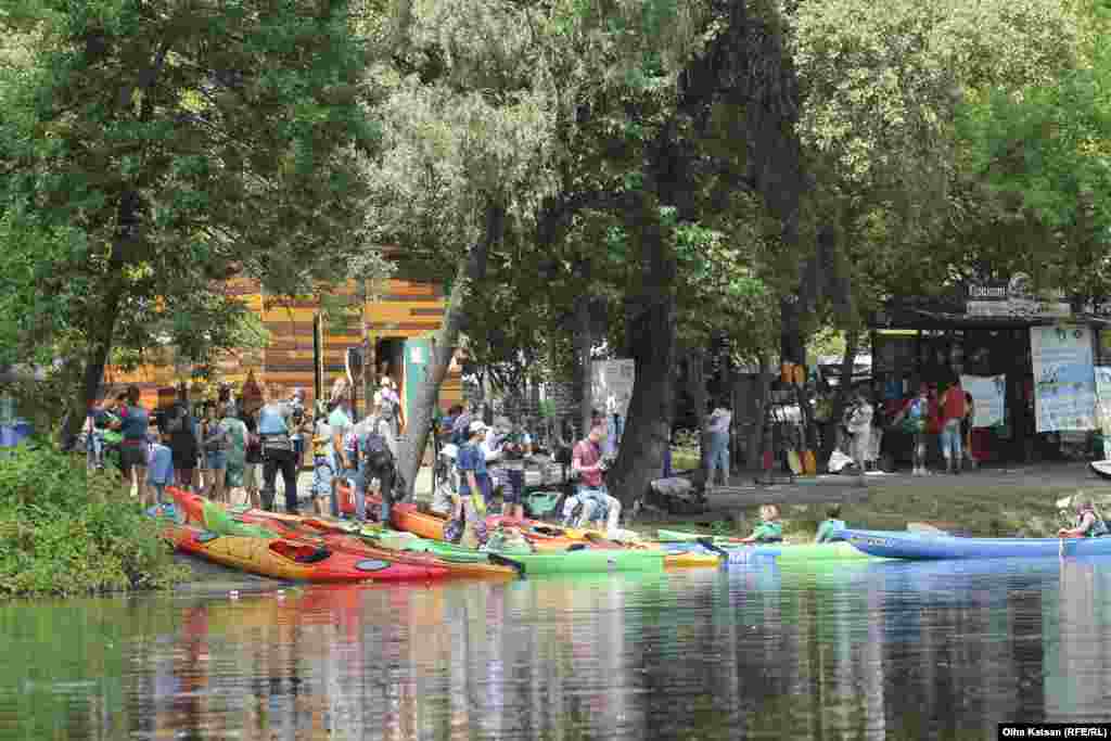 Організатори заходу зауважили, що не сподівалися такої активності від киян. Тож охочих поприбирати на Дніпрі в оригінальний спосіб – на каяках – розділили на три запливи