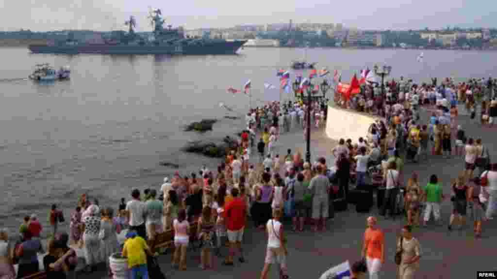 2008 год. Накануне празднования 17-й годовщины независимости Украины в Севастополь зашли российские корабли, которые принимали участие в блокировке грузинского побережья (во время российской войны против Грузии – КР). Их встречали пророссийские активисты  