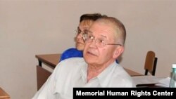 Лапигіна запідозрили в передачі секретної інформації за кордон і звинуватили в державній зраді, а в 2016 році засудили до семи років колонії суворого режиму