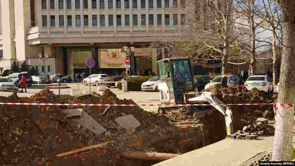 Этот пролом на Карла Маркса теперь «украшает» подъезд к зданию крымского парламента