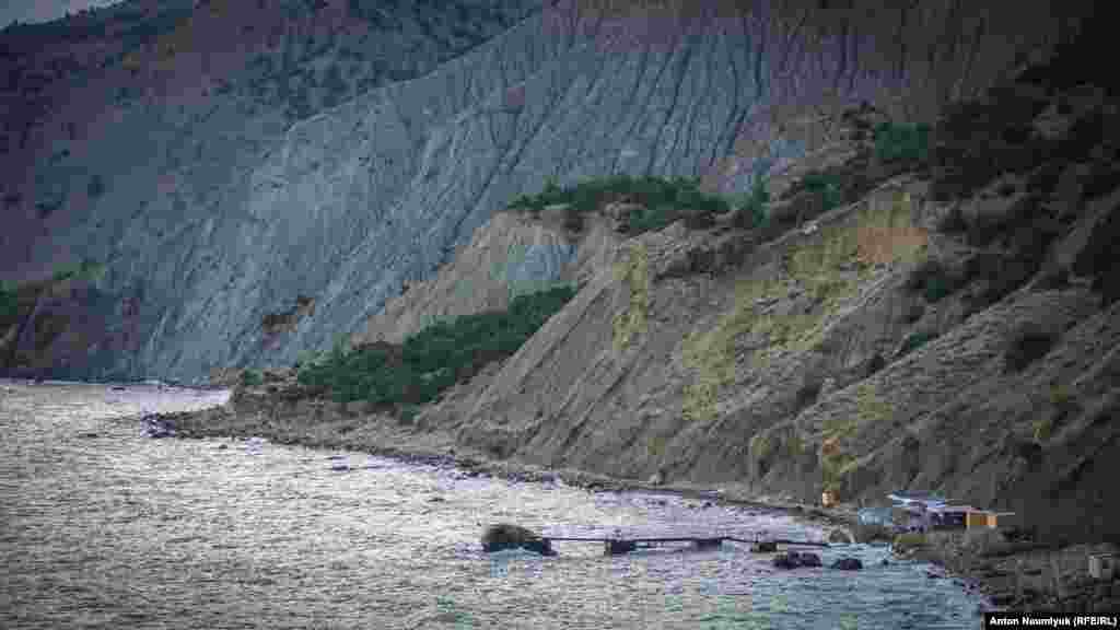 Прибрежная зона не оборудована под пляж. Из инфраструктуры – небольшой пирс и временные постройки