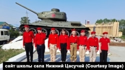 Учащиеся школы забайкальского села Нижний Цасучей в форме "Движения первых"