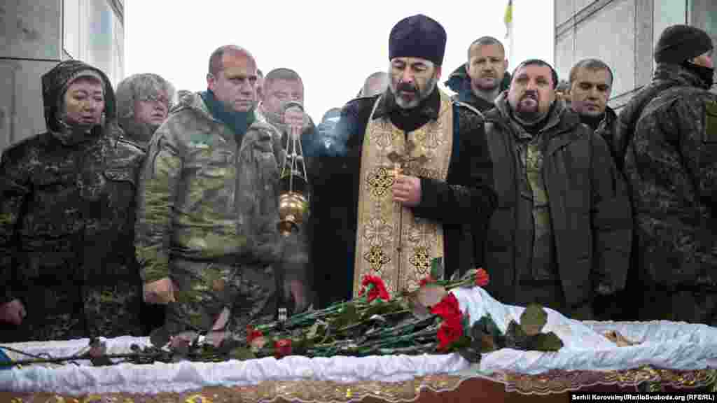 Загиблого бійця відспівував священник