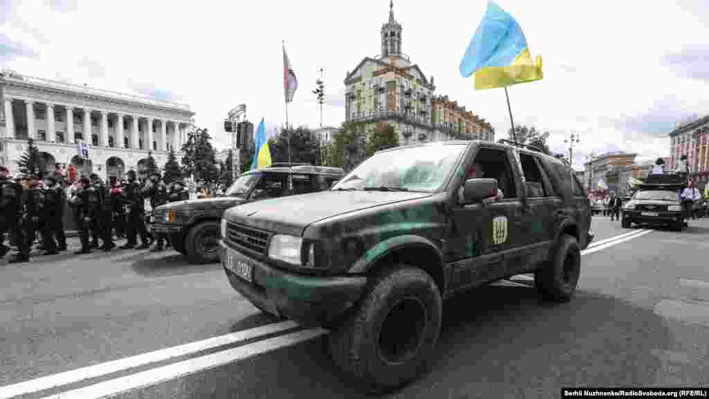 Автомобілі з зони бойових дій на Донбасі