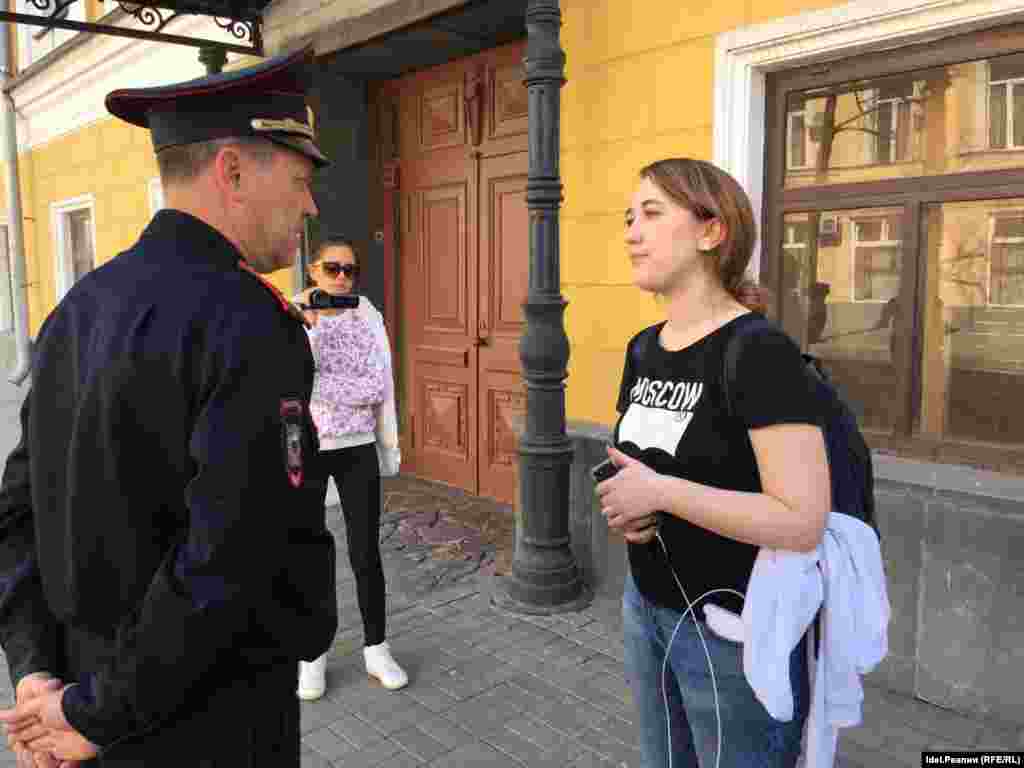 Активистка "Открытой России" Дарья Кулакова просит сотрудника полиции открыть приемную президента России Владимира Путина