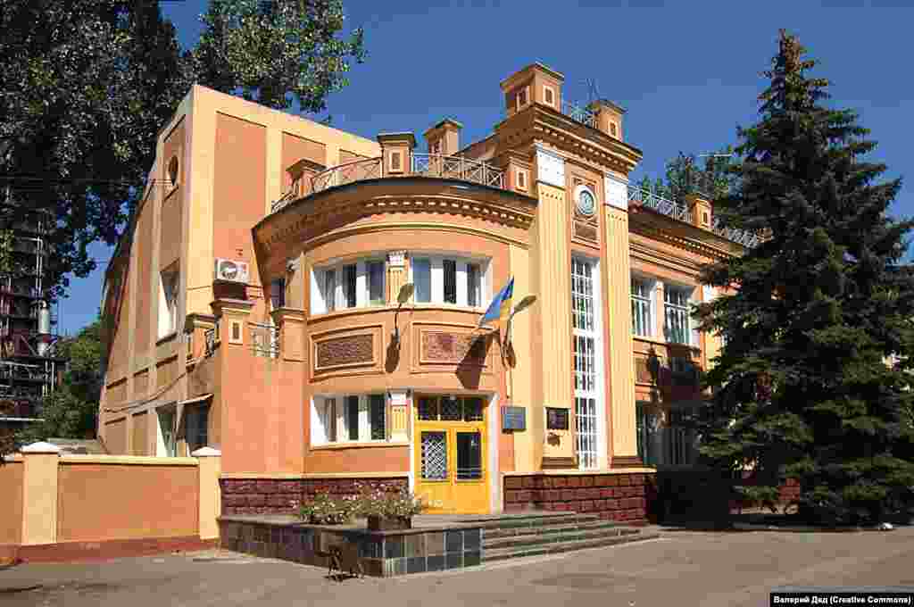 Головний офіс фенольного заводу в Новгородському. Сьогодні в Новгородському проживає близько 10 тисяч людей, але мало можливостей для працевлаштування. Єдиною галуззю важкої промисловості, що все ще працює в місті, є завод з виробництва фенолу, який сьогодні працює на зменшених потужностях і видобуває нафталін із вугілля  