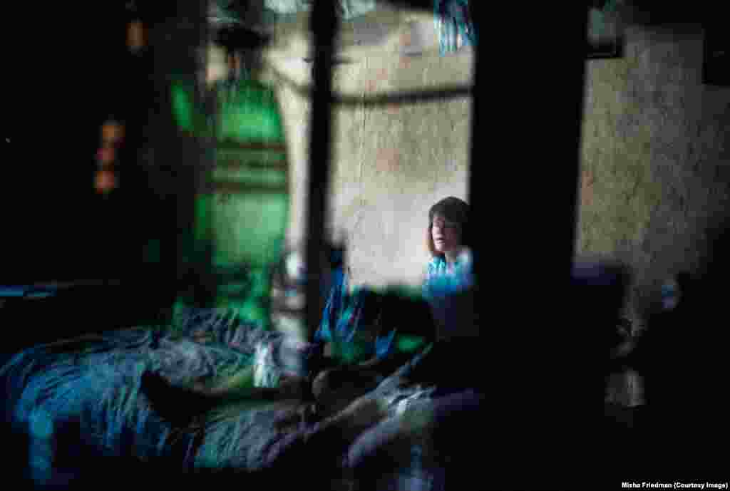 Роза, соціальний працівник невеликої місцевої неурядової організації, бореться з наркоманією та ВІЛ. Для того, щоб фінансувати свою наркозалежність, Роза була секс-працівницею і провела деякий час у в&#39;язниці. Тепер вона допомагає іншим не опинитися у схожій ситуації