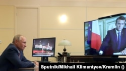 Президент России Владимир Путин беседует со своим французским коллегой Эммануэлем Макроном, 26 июня 2020 года