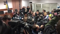 На суді у справі Гандзюк з’явилися плакати «Хто замовив Мангера?» – відео