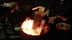 Люди в балаклавах та камуфляжі заблокували в Києві будівлю телеканалу NewsOne (відео) Люди в балаклавах та камуфляжі заблокували в Києві будівлю телеканалу NewsOne (відео)