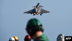 Французский истребитель "Рафаль" совершил вылет с авианосца "Шарль де Голль"