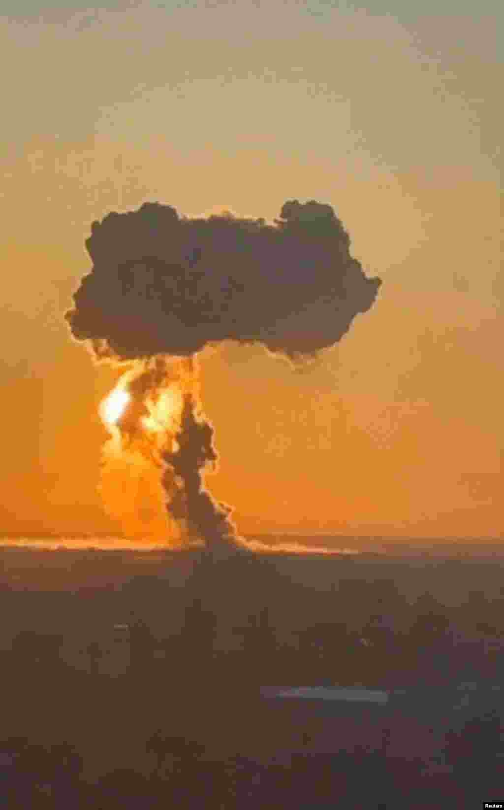 Огненный гриб над российской авиабазой в Энгельсе после удара украинских беспилотников по складам боеприпасов на авиабазе 20 марта