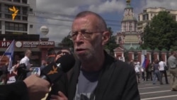 Лев Рубинштейн на марше "За вашу и нашу свободу" Лев Рубинштейн на марше "За вашу и нашу свободу"