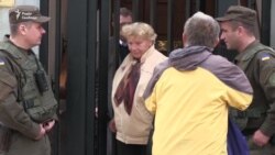 У Харкові голосують на виборах до Держдуми Росії в оточенні десятків поліцейських (відео) У Харкові голосують на виборах до Держдуми Росії в оточенні десятків поліцейських (відео)