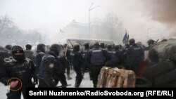 Зафіксований журналістом на камеру поліцейський за мить до розприскування газу з балончика, Київ, 3 березня 2018 року