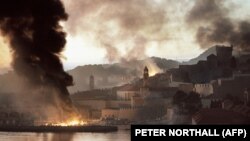 Stari grad u Dubrovniku u dimu i požarima nakon granatiranja 12. novembra 1991. Stari grad je pod zaštitom UNESCO od 1979. godine.