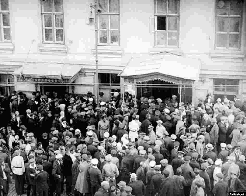 Вид улицы Большая Дмитровка у Дома Союзов во время слушания «Шахтинского дела»  Кинокадр. Кинолетопись. Киностудия Совкино, 1928 г. Оператор В.Ешурин. РГАКФД