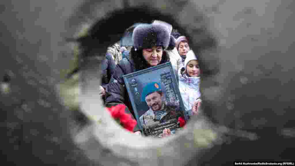 За даними громадських організацій родин загиблих та учасників АТО/ООС – під час оборони Донецького аеропорту загинули понад 200 українських військових, а понад півтисчі отримали поранення. Багатьох із них відзначено державними нагородами, більшість – посмертно