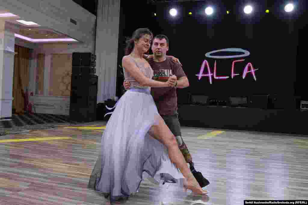 Репетиція перед головним виступом. Артем танцює зі своєю партнеркою Поліною