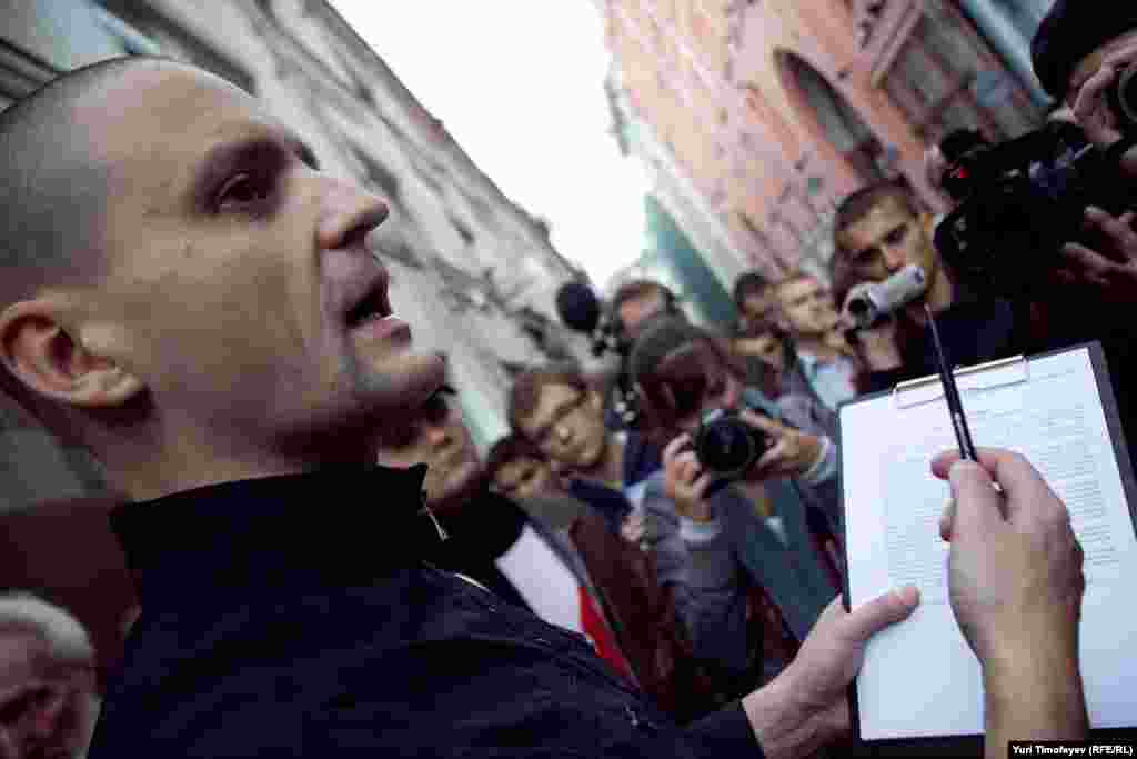 В начале акции несколько участников акции передали в ЦИК свои заявления с требованием исключить их из списка избирателей,  в связи с нежеланием принимать участие, по их мнению, в  незаконных выборах. 