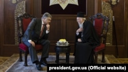 Президент України Петро Порошенко і вселенський патріарх Варфоломій І під час зустрічі в Константинополі/Стамбулі (Туреччина), 9 квітня 2018 року