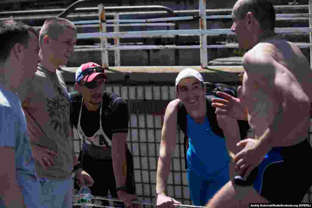 Юрій Писарчук (третій зліва) – учасник боїв за Дебальцеве. Під час одного з боїв отримав осколкове поранення голови і забій спинного мозку. Участь у марафоні Юрій вважає можливістю повернутися до нормального життя