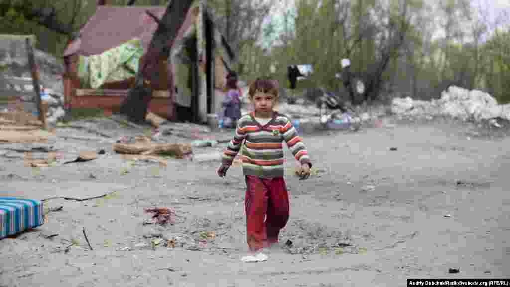 «Минулої п’ятниці до поселення прийшли понад десяток молодих чоловіків, частина з яких були у поліцейській формі, частина – у цивільному, вимагали найближчим часом залишити територію табору» – розповідає одна з ромських жінок