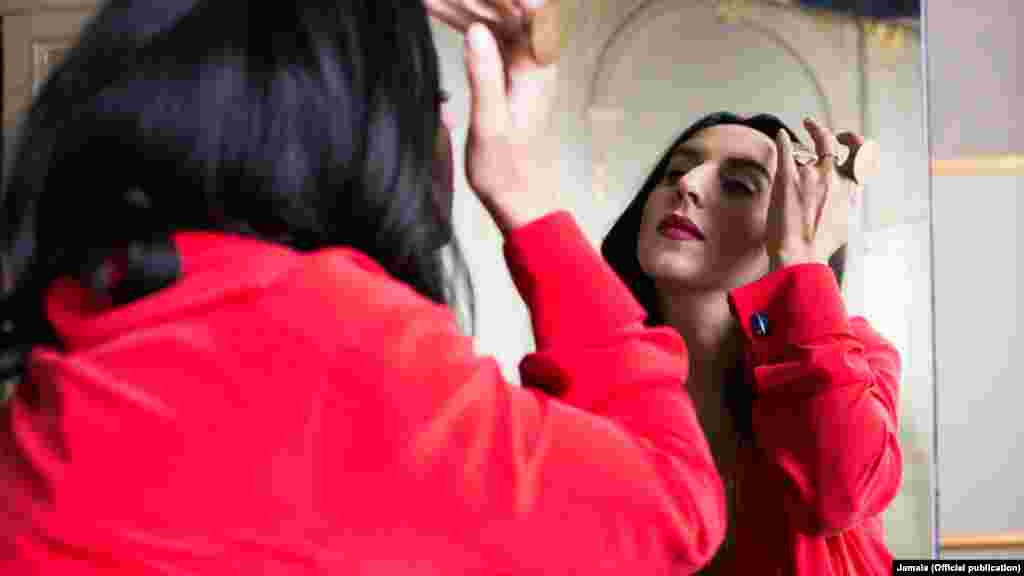 «Мне хотелось в этом видео показать Джамалу настоящей, такой, какая она есть – прекрасной и удивительной, сфокусироваться только на ней и открыть ее внутренний мир», – говорит о работе над видео Анна Бурячкова