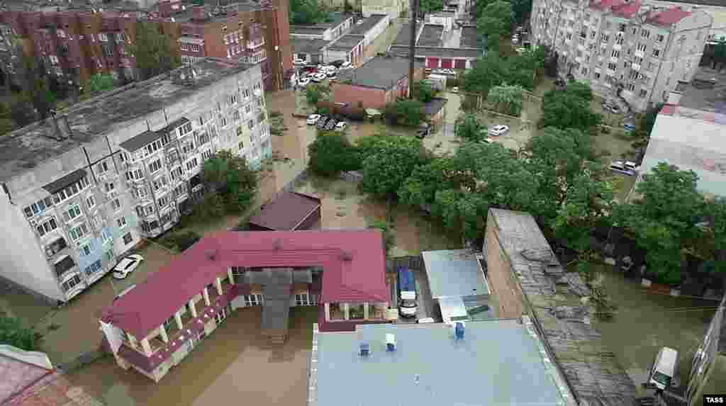 Как сообщили ранее в Гидрометцентре Крыма, в восточных районах полуострова выпало почти две месячные нормы осадков в ночь на четверг