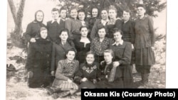 Жінки-політв’язні після звільнення. Фото Марії N., наділане родичам, 21 грудня 1955 р. Архів Музею Спілки політв’язнів «Меморіал» у м. Бучач Тернопільської обл. (б/н)