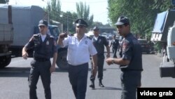 У захваченного здания полиции в Ереване