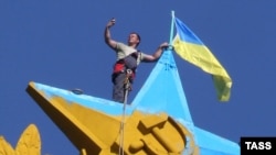 Звезда на шпиле высотного здания на Котельнической набережной в Москве, 20 августа 2014 года