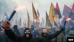 «Азов» привабив до себе прихильників ультраправих переконань, серед них принаймні трьох американців і багатьох інших вихідців із західних країн