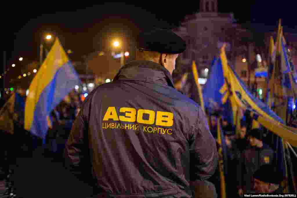 Активіст цивільного корпусу «Азову» готується до початку маршу. Цей волонтерський рух сформований зі звичайних громадян для допомоги полку «Азов»