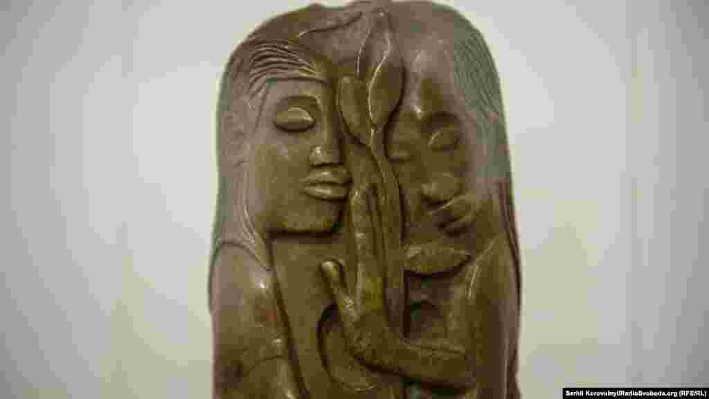 Фрагмент скульптури «Місяць і Земля» Поля Гогена