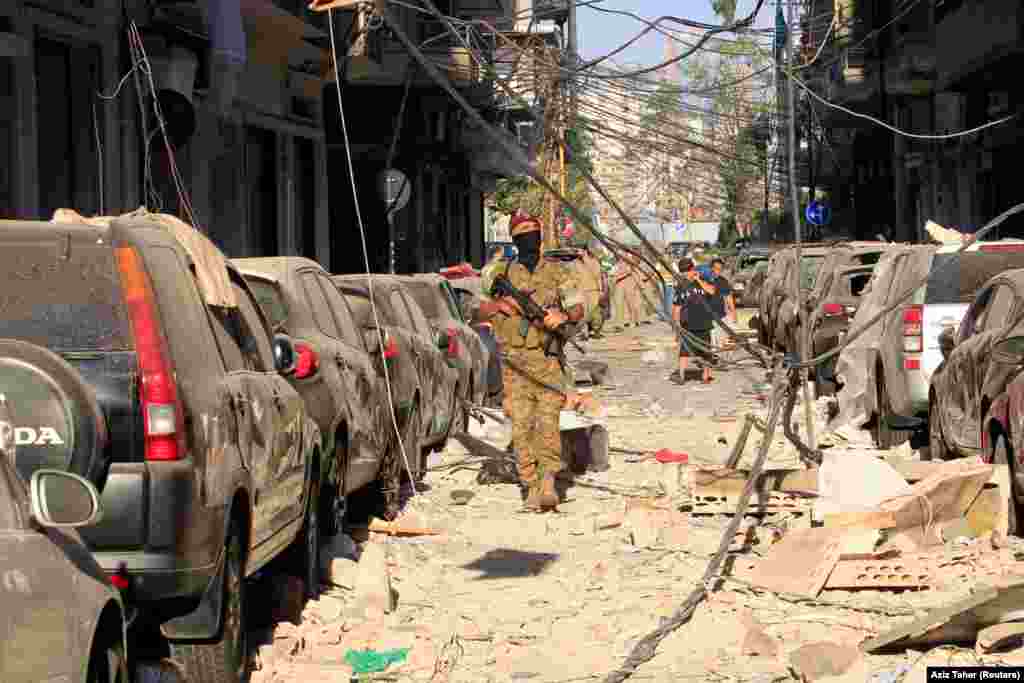 Ліванський військовий патрулює вулиці Бейрута, 5 серпня. У місті тривають пошукові та рятувальні роботи.  У Червоному Хресті повідомили, що число жертв може зрости, бо багато людей залишаються під завалами. 5 серпня офіційно оголошене днем жалоби у Лівані