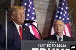 Дональд Трамп (ліворуч) виступає на передвиборчому заході. Поруч – сенатор-республіканець від Південної Кароліни Ліндсі Грем. Південна Кароліна, США, 28 січня 2023 року