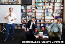 Виступ Ужгородського міського голови Богдана Андріїва на презентації видання. Сидять: автор Роман Офіцинський (посередині) і модератор Олександр Гаврош